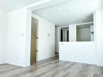 【居間・リビング】 | 北区新琴似1-6 新築後未使用 RC造 | 家族が顔を合わせやすく開放的な対面キッチン♪