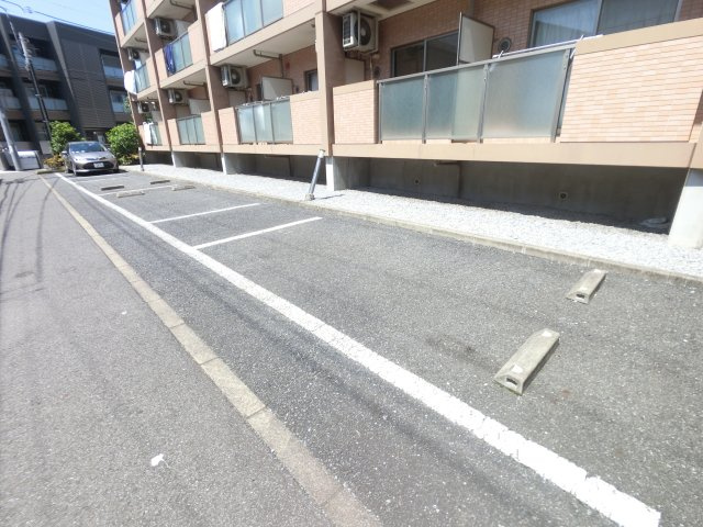 ヴィラ　クロシェットの駐車場