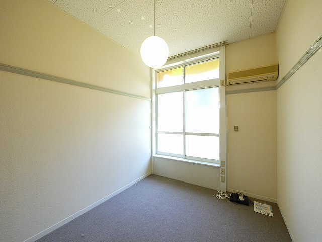 レオパレス秋桜の寝室|広くて明るい寝室