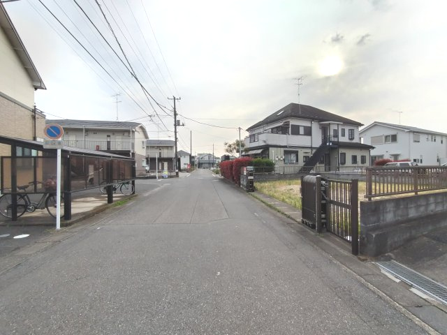 鴻巣市稲荷町の売地の前面道路含む現地写真|前面道路の写真です。対象地は右側です。