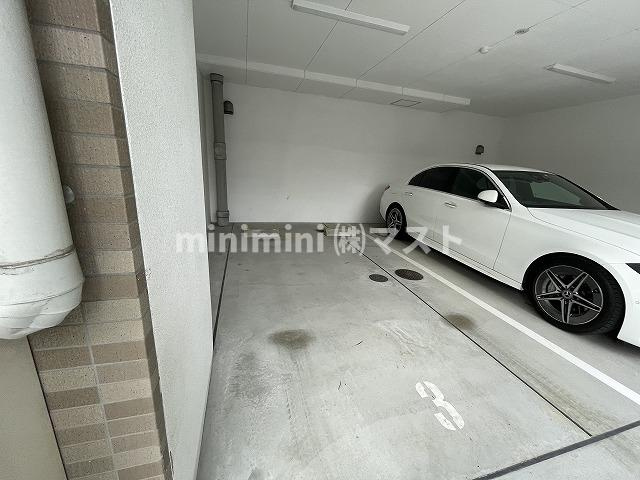 ヴェッセル西九条の駐車場