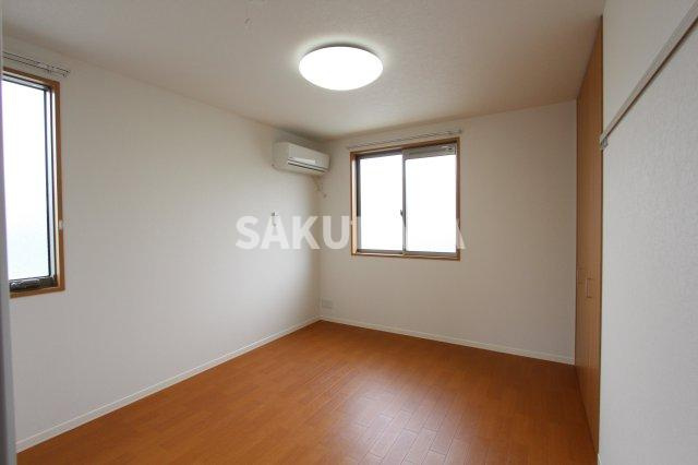 シャーメゾンアイリスの洋室|現況と異なる場合がございます。