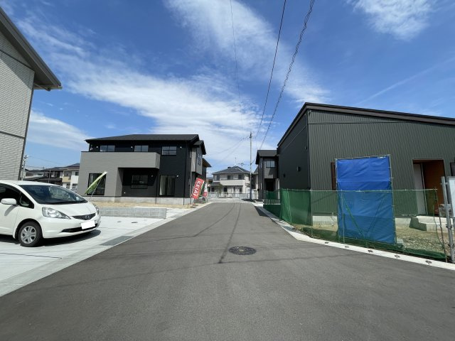 福島市方木田1期　Ricca　全2棟の前面道路含む現地写真