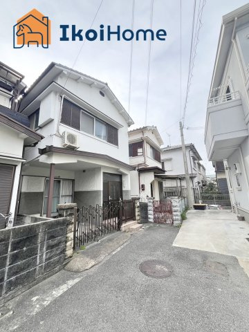 魚住町西岡　土地の前面道路含む現地写真|●資料・カタログのご請求無料●現地見学可能●最寄り駅の魚住駅までは徒歩3分となっており、駅ちかなので通勤や通学、お出かけの際に便利な立地となっています。