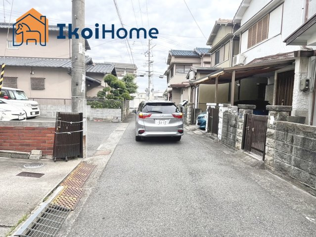 魚住町西岡　土地の前面道路含む現地写真|●年中無休：見学時間9:00～20:00・当日予約可●弊社独自で毎月５組限定の「人気オプション３点パック」をご用意。カーポート・バルコニー・ウッドデッキを１万円（税別）で取り付け。