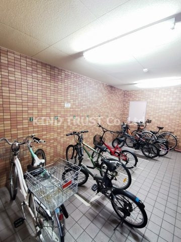 ラルテ中津のその他共用部分|屋根付き駐輪場です