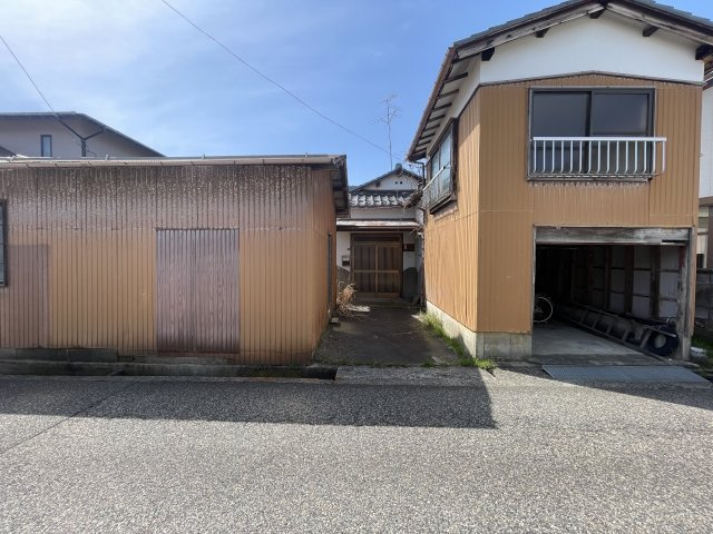 東区幸栄2丁目　売地の外観|平坦地なので周辺に坂道がなく買いものや通勤での負担が少ない立地です。立地している第一種住居地域は、居住環境にふさわしくない用途の建物や大規模な店舗なども規制されている地域です。