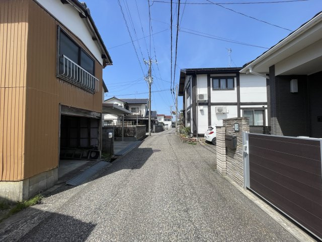 東区幸栄2丁目　売地の前面道路含む現地写真|前面道路は閑静な車通りの少ない道路。お車の出し入れが苦手なママや小さなお子様にも安心ですね。しっかり舗装もされているので、ベビーカーや自転車で通っても快適に通行できます。