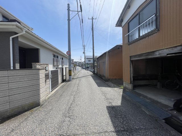 東区幸栄2丁目　売地の前面道路含む現地写真|平坦地なので周辺に坂道がなく買いものや通勤での負担が少ない立地です。立地している第一種住居地域は、居住環境にふさわしくない用途の建物や大規模な店舗なども規制されている地域です。