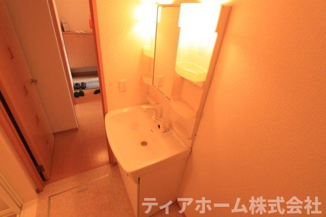 アドゥニスハイツC棟の独立洗面台|朝の支度にも助かる、独立の洗髪洗面化粧台