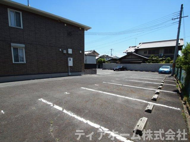 アドゥニスハイツC棟の駐車場
