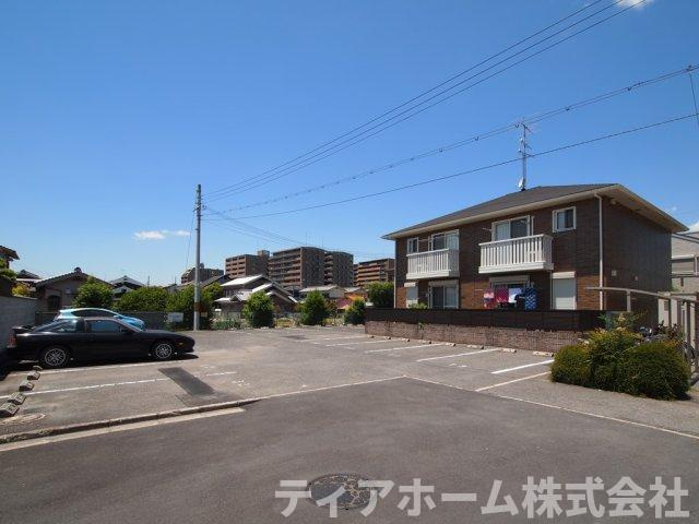 アドゥニスハイツC棟の駐車場