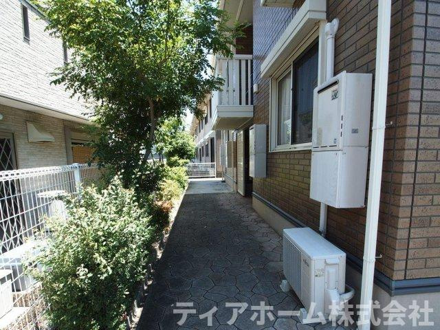 アドゥニスハイツC棟のエントランス