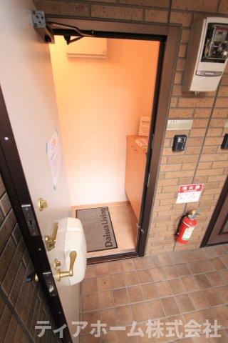 アドゥニスハイツC棟の玄関