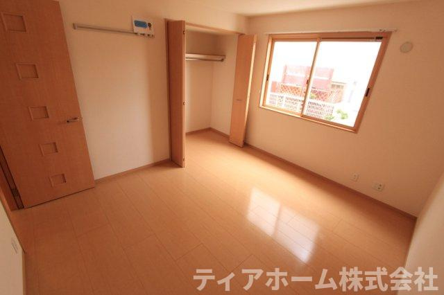 アドゥニスハイツC棟の収納|明るい洋室です