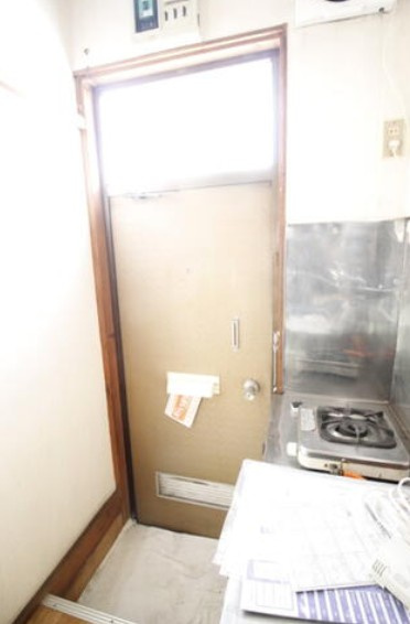 調布市富士見町１丁目のアパートの玄関