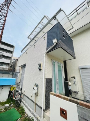 【外観】 | 城東区古市１丁目中古戸建 | 今福鶴見駅と野江駅からアクセス良好な住まい。周辺にはスーパーや病院が充実し、便利な生活環境。広々としたバルコニー付きの3LDKで、全室6帖以上。リフォーム済で、車2台駐車可能と、家族に優しい設計です。