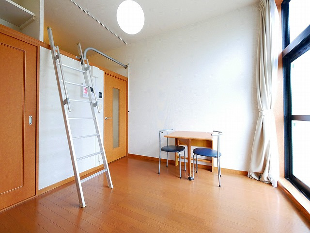 レオパレススナッグ　ビラの洋室