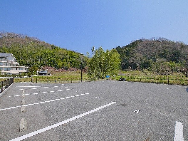 レオパレススナッグ　ビラの駐車場