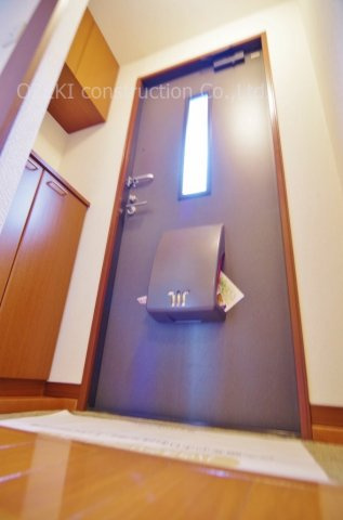 モナ・ミストラル越谷の玄関