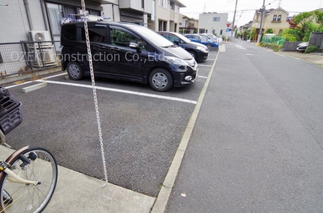 モナ・ミストラル越谷の駐車場