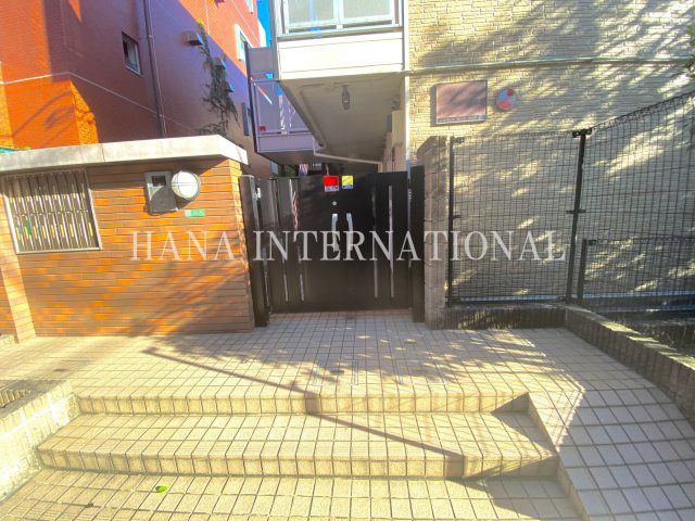 レオパレスカーサグリチーネのエントランス