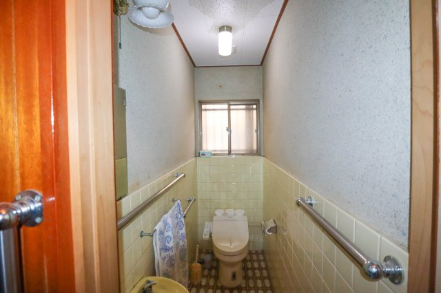 【トイレ】 | 香芝市関屋北6丁目　戸建 | 洗面の有るトイレ