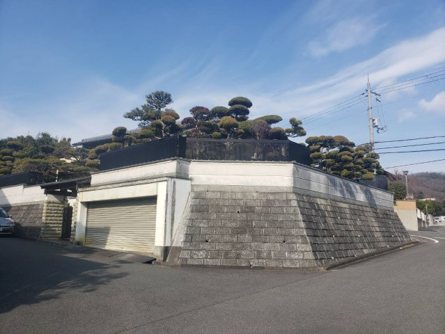 【外観】 | 香芝市関屋北6丁目　戸建 | 南・東・北の三方角地♪
前面道路は約１２ｍ有陽当たりも良好です♪