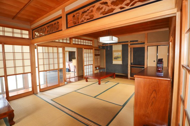 【和室】 | 香芝市関屋北6丁目　戸建 | 二間続きの広々とした和室♪
欄間も素敵です！