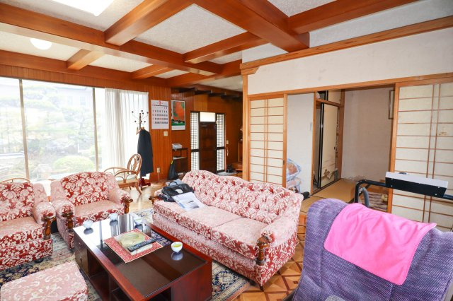 【洋室】 | 香芝市関屋北6丁目　戸建 | 大きな窓でお庭を一望できる洋室には
便利な和室が隣接しています♪