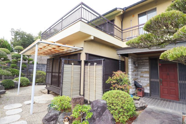 【庭】 | 香芝市関屋北6丁目　戸建 | ヒサシが有る濡れ縁。雨の日でもお庭をお楽し戴けます♪