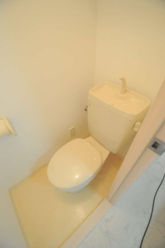 大阪市都島区東野田町１丁目の賃貸マンションのトイレ