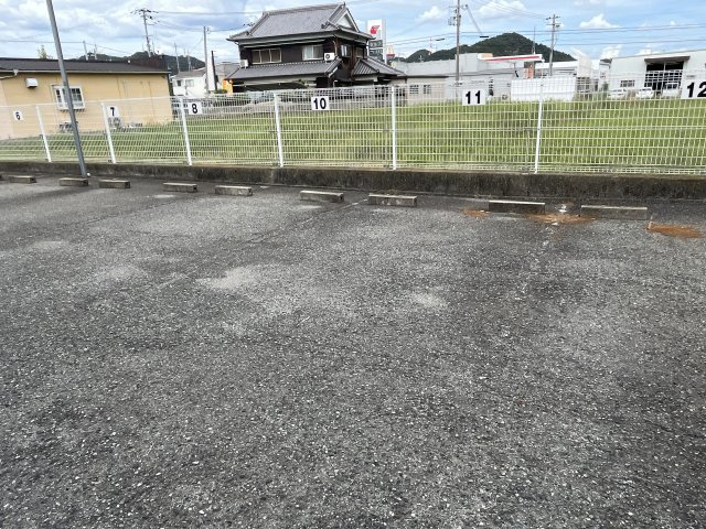 パームコート東山の駐車場