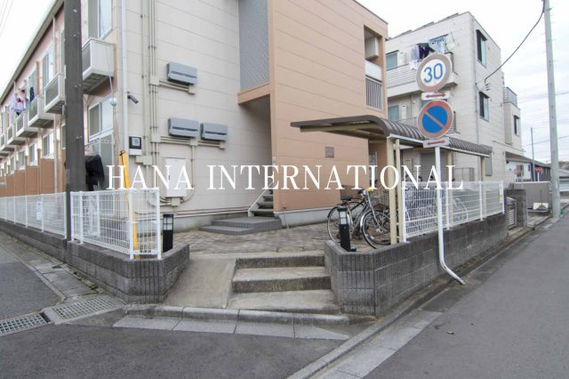 レオパレスカテリーナ芝山のエントランス