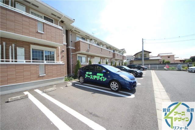 メゾネット・アンジュ弐番館の駐車場|車をお持ちの方に嬉しい駐車場付きの物件です