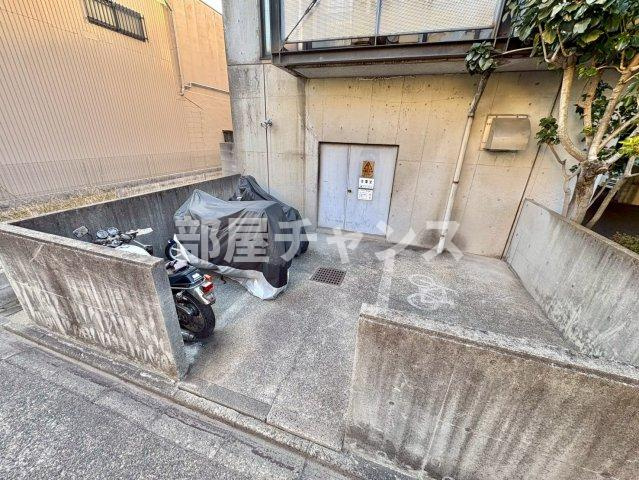 ノーサレンダーの駐車場