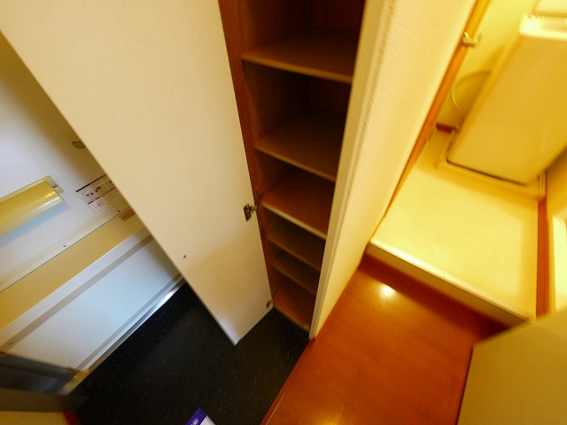 レオパレスＳＡＷＡＨの玄関|シンプルで使いやすい玄関です