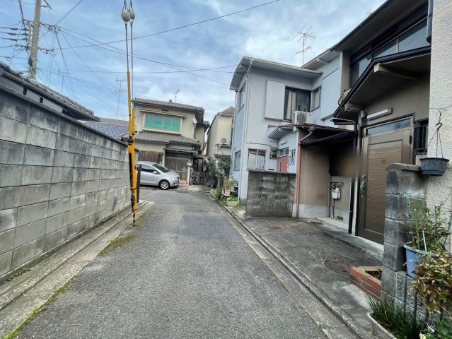 太秦安井辰巳町の前面道路含む現地写真