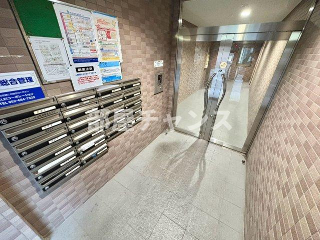 浅井ビルのエントランス
