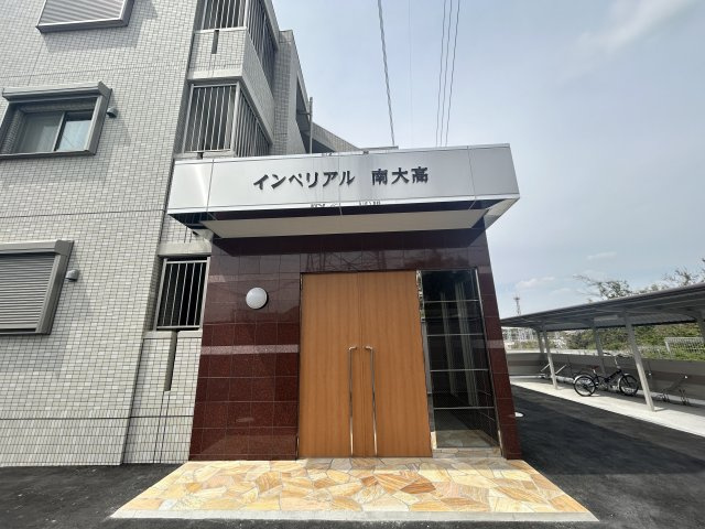 インペリアル南大高のエントランス