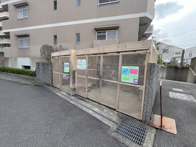 ＪＲ宇治駅まで徒歩１３分★リフォーム完了につき即ご入居可能★南東向き２ＬＤＫ★ユニライフ宇治琵琶のその他共用部分|ゴミ置き場