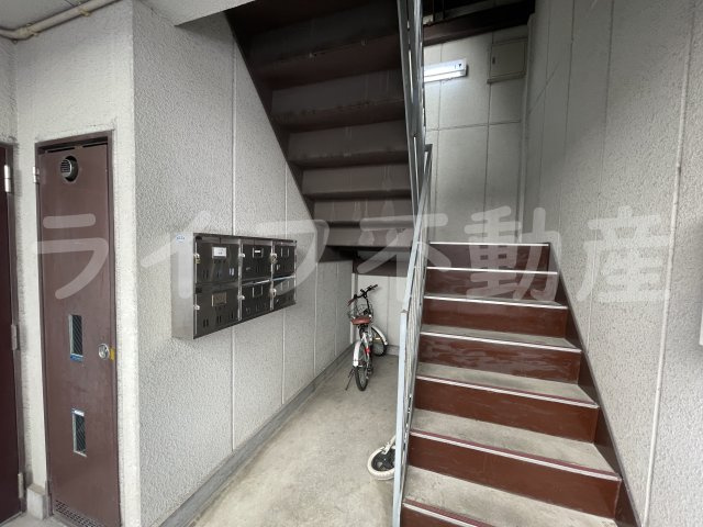 美和ハイツⅡのエントランス|建物の内部です