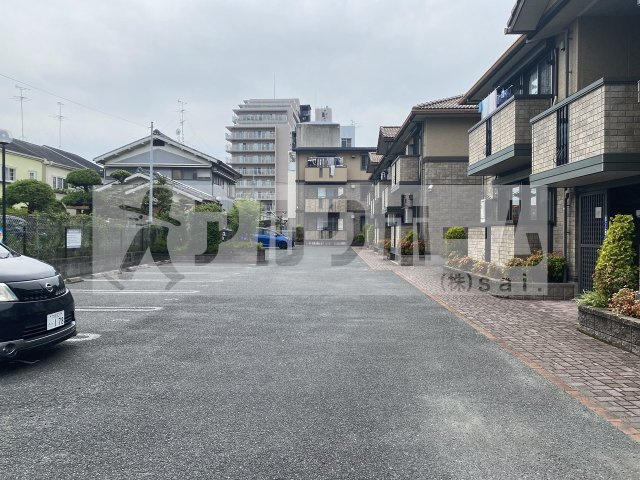 グランシャリオ萱振Cの駐車場