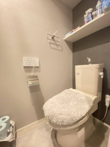 【トイレ】 | サンパーク玉名中央レジデンス | ☆棚付きですので掃除用具等を置くスペースがあります☆