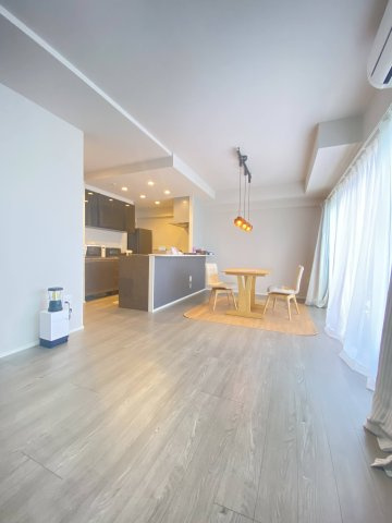 【居間・リビング】 | サンパーク玉名中央レジデンス | ☆嬉しい対面式キッチン☆家事をしながらご家族とのコミュニケーションを楽しめます☆