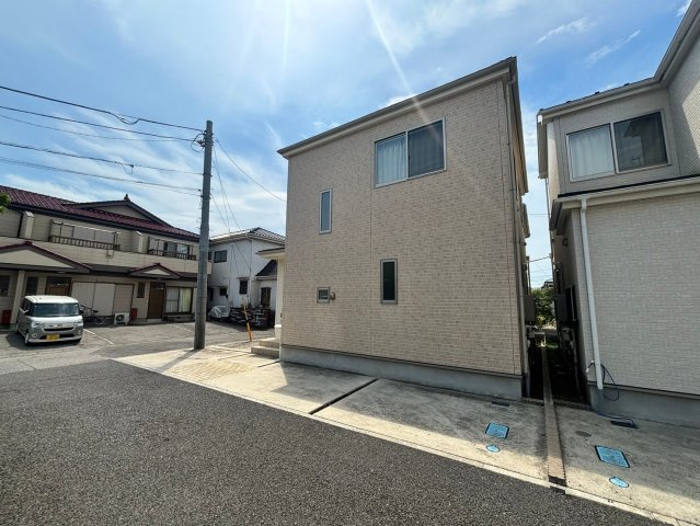 春日部市南4丁目築浅戸建の駐車場