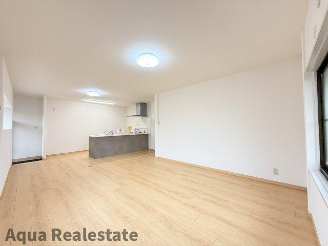 東かがわ市三本松　リノベ住宅の居間・リビング|コンパクトなキッチンで掃除もラクラク