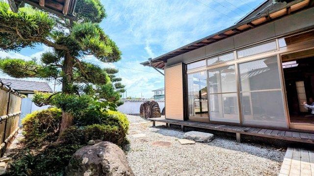 東かがわ市三本松　リノベ住宅の庭|ゆったり過ごせる居間です