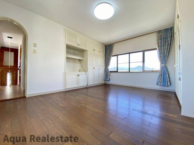 東かがわ市三本松　リノベ住宅の内装|明るい色調の室内です