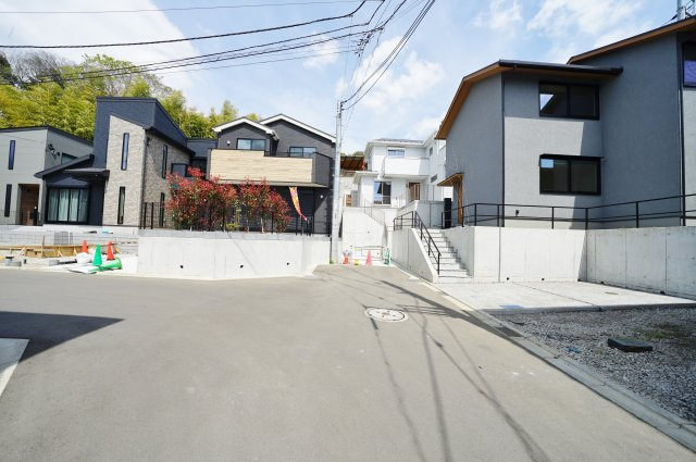 【横浜市旭区上川井町168-8新築戸建て】★仲介手数料無料★（上川井小学校・若葉台中学校）の前面道路含む現地写真